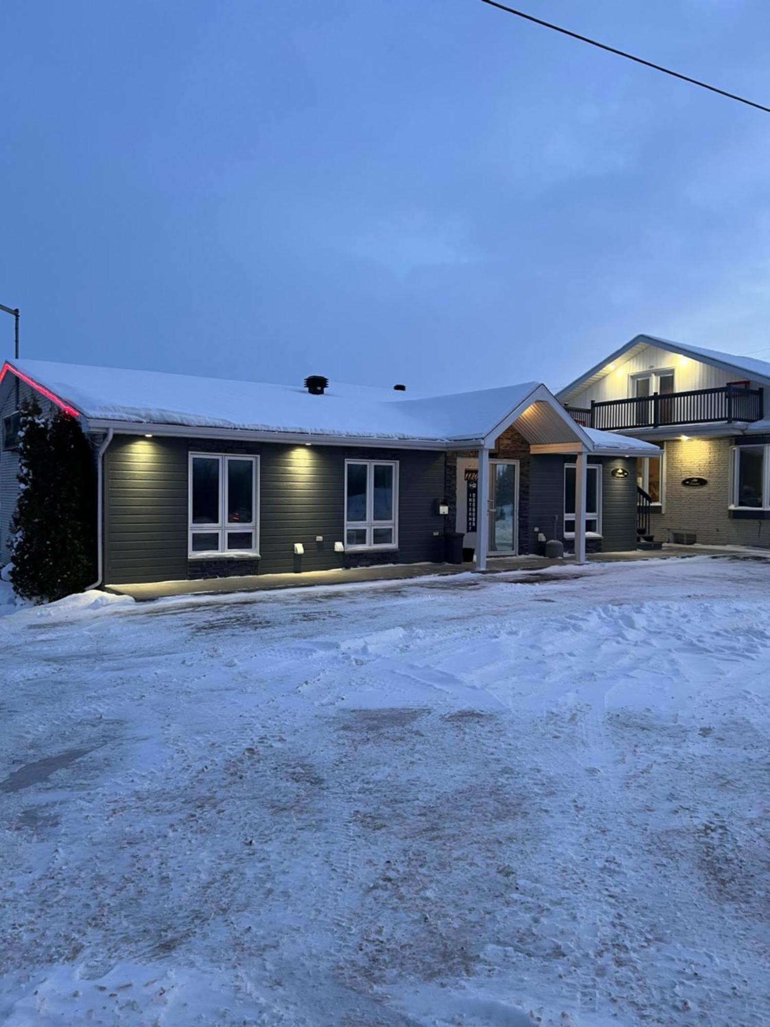 Hotel Auberge St-Felicien Saint-Félicien Buitenkant foto